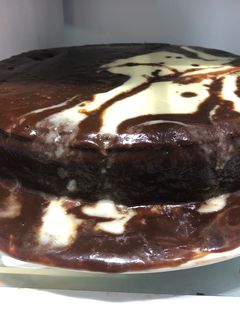 Una foto de Pastel de chocolate con manzana verde y queso doble crema con harina de almendra