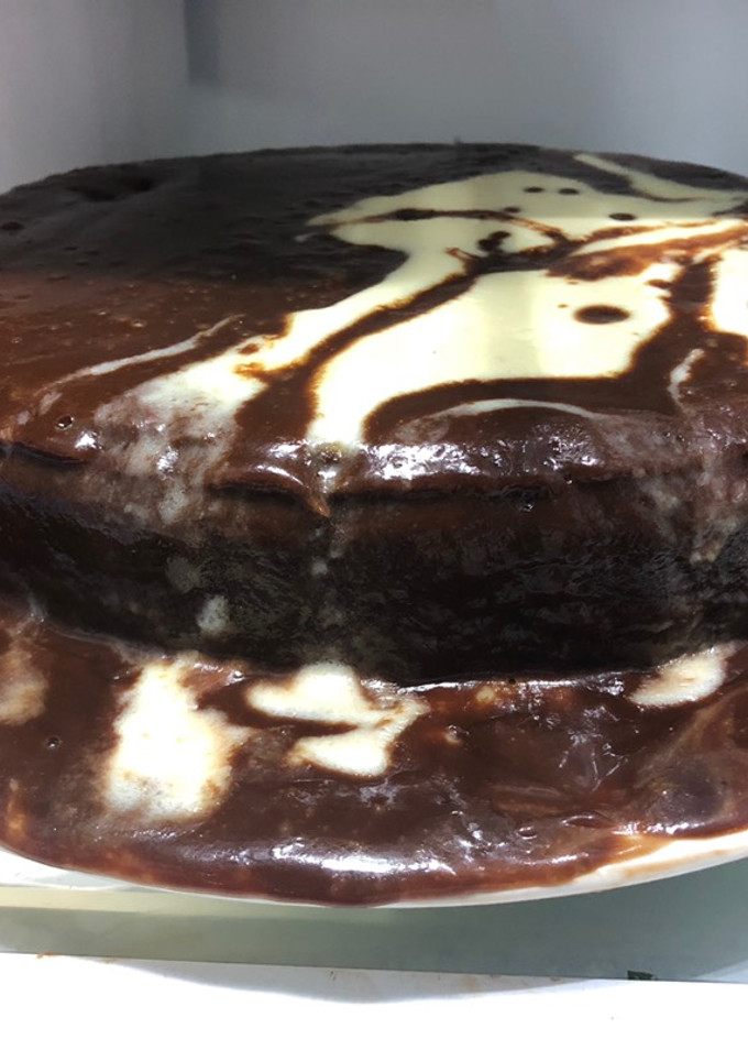 Una foto de Pastel de chocolate con manzana verde y queso doble crema con harina de almendra