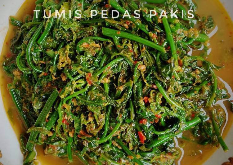 Langkah Mudah untuk Membuat Tumis pedas pakis Jadi, mengenyangkan