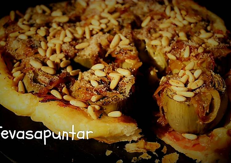 Tatín de alcachofas con jamón y piñones