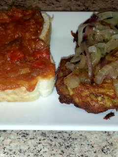Una foto de Bolitas de verduras con tostadas variadas (vegetariano)