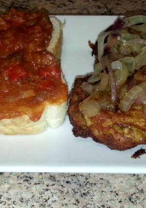 Una foto de Bolitas de verduras con tostadas variadas (vegetariano)