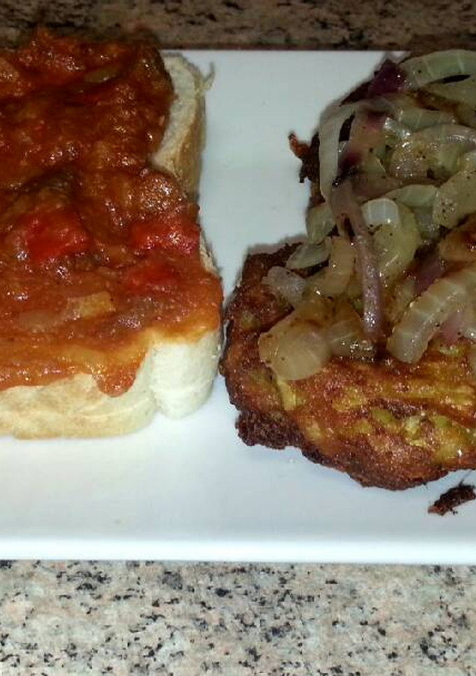 Una foto de Bolitas de verduras con tostadas variadas (vegetariano)