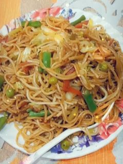 स्पाइसी नूडल्स (spicy noodles recipe in Hindi) रेसिपी मुख्य फोटो