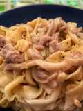 Tagliatelle all’uovo con salsiccia, funghi e pinoli