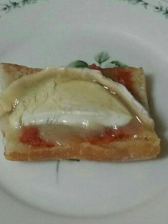Una foto de Montadito de sobrasada, queso de cabra y miel