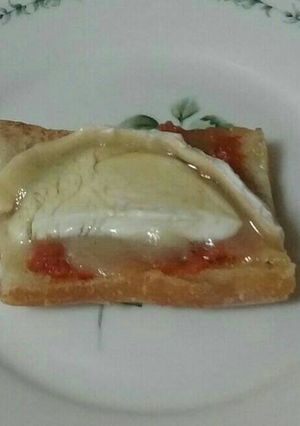 Una foto de Montadito de sobrasada, queso de cabra y miel