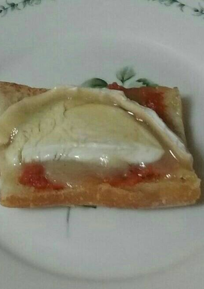 Una foto de Montadito de sobrasada, queso de cabra y miel