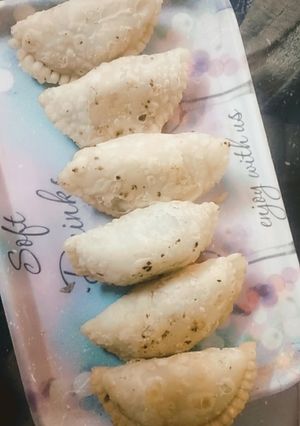 गुजिया (gujiya recipe in Hindi) रेसिपी मुख्य फोटो