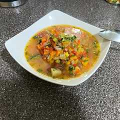 Una foto de Sopas de Vegetales y un hueso de Jamón al estilo del Chef Díaz