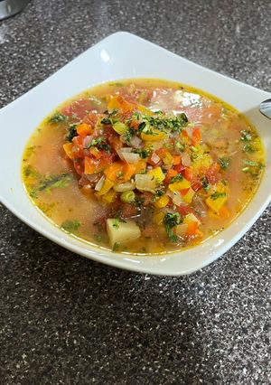 Una foto de Sopas de Vegetales y un hueso de Jamón al estilo del Chef Díaz