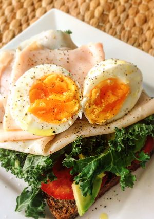 Una foto de Tostada de Kale para desayuno