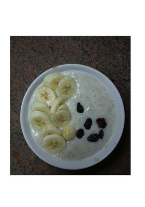 A picture of Oatmeal and Bananas.