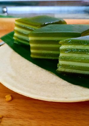 A picture of Pandan and Mung Bean Steamed Layer Cake (Bánh da lợn).