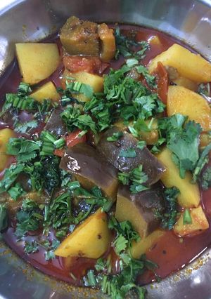 રીંગણ બટાકા નું શાક (Ringan Bataka Shak Recipe In Gujarati) રેસીપી મુખ્ય ફોટો