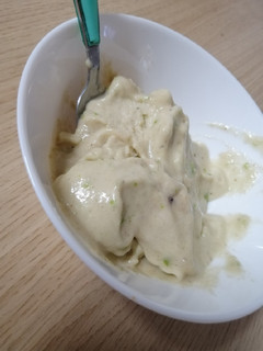 Una foto de Helado natural dietético de manzana, plátano y yogur desnatado 🍏🍌🍐
