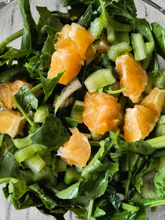 Una foto de Ensalada de apio, espinaca y naranja