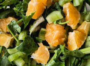 Una foto de Ensalada de apio, espinaca y naranja