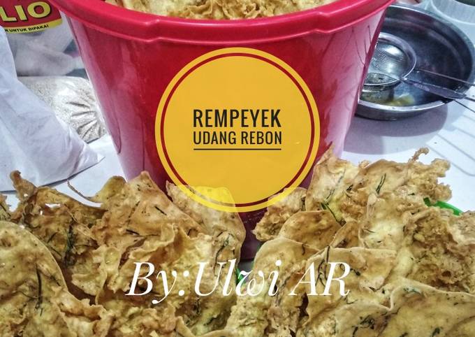 Rempeyek udang rebon