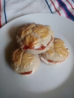 Una foto de Scones dulces rellenos de merengue