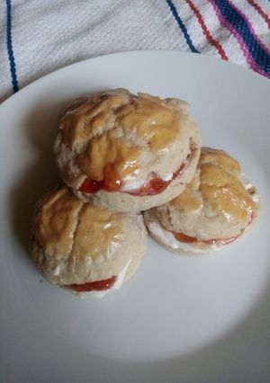 Una foto de Scones dulces rellenos de merengue