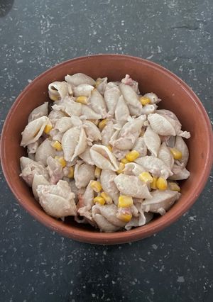 Una foto de Pasta fría con atún y maíz 🌽