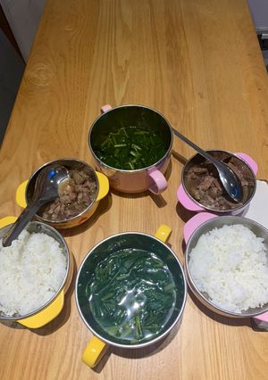 Hình của món Cơm nhà bê, canh rau muống.