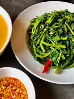 Hình của món Rau Muống Luộc Xanh Rờn Chấm Mắm Tỏi.