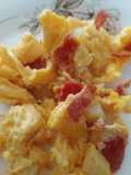 Huevo con papas y peperoni