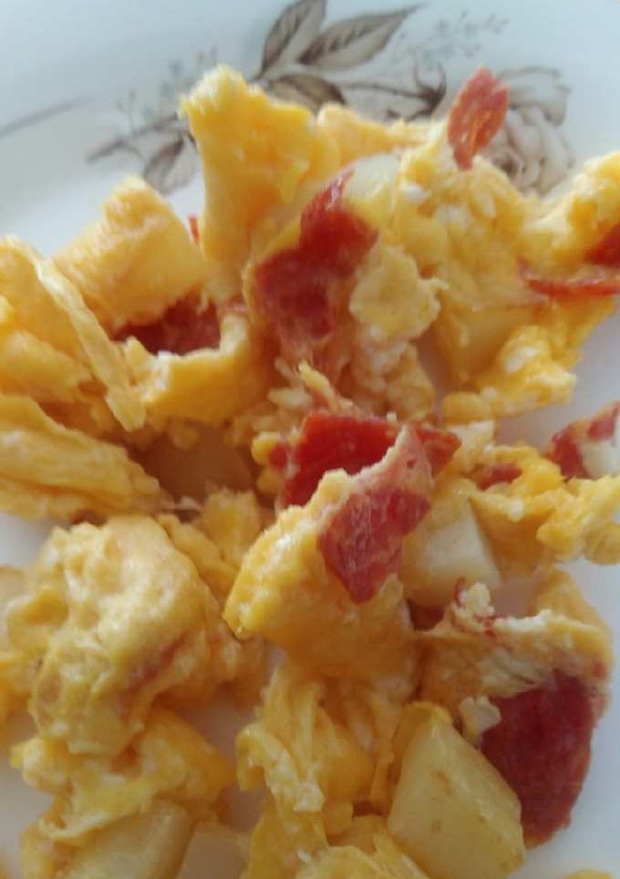 Una foto de Huevo con papas y peperoni