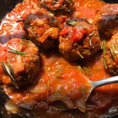 A picture of Meatballs in tomato sauce.