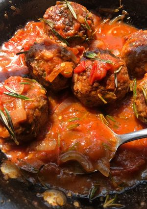 A picture of Meatballs in tomato sauce.