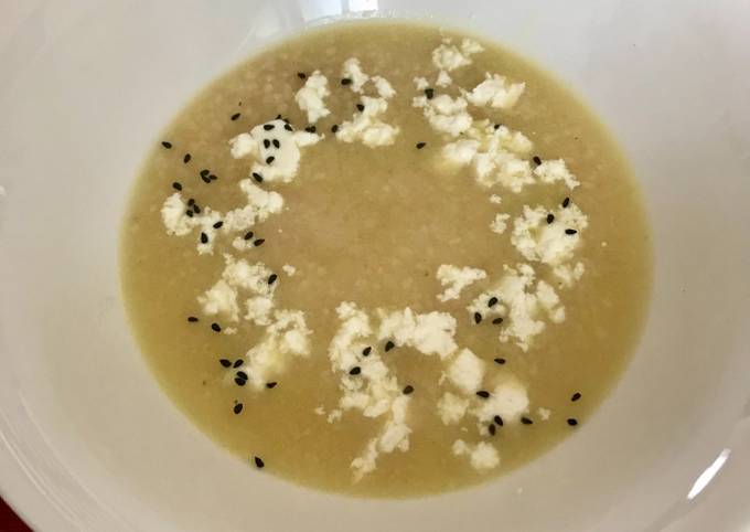 κύρια φωτογραφία συνταγής Τραχανάς σούπα με φέτα και μαύρο σησάμι