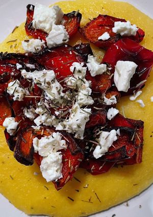 Une photo de La polenta crémeuse et poivron rôti