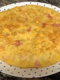 Una foto de Tortilla de patata: jamón York y queso