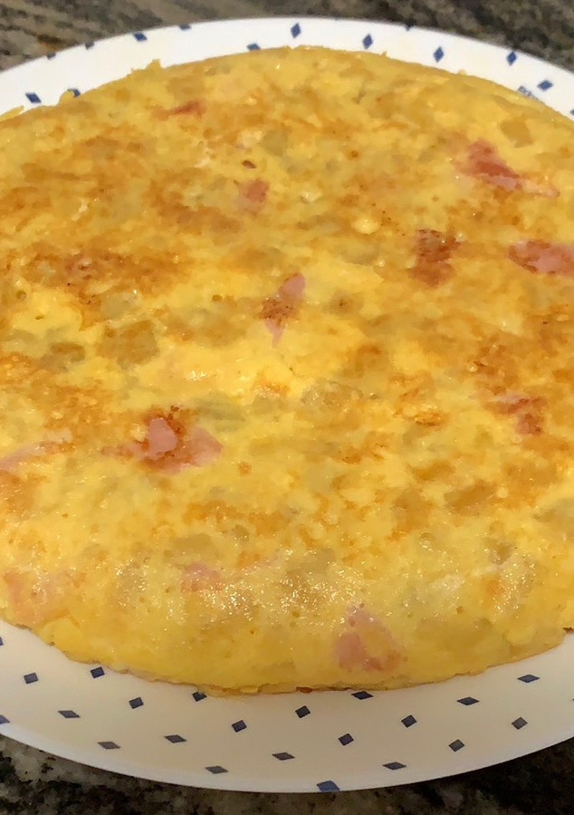 Una foto de Tortilla de patata: jamón York y queso