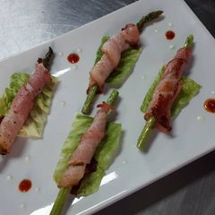 A picture of Bacon wrapped asparagus.
