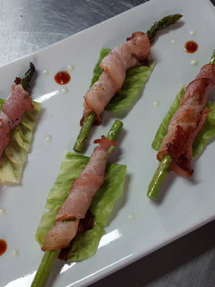 A picture of Bacon wrapped asparagus.