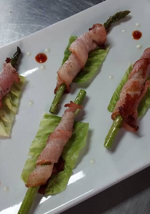 A picture of Bacon wrapped asparagus.