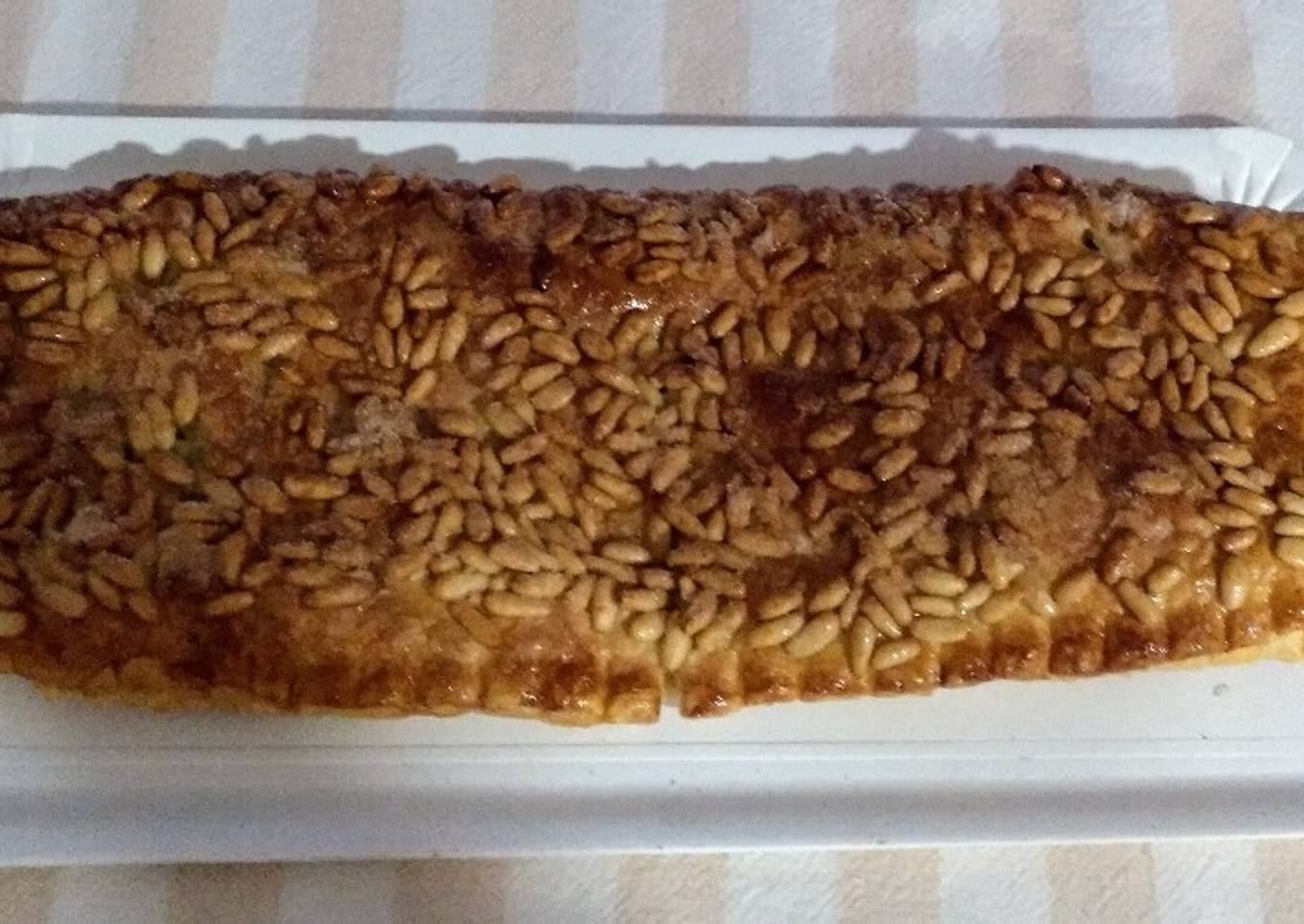 Coca de chicharrones con piñones