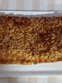 Una foto de Coca de chicharrones con piñones