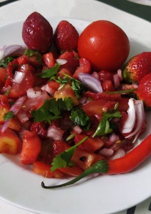 स्ट्रॉबेरी सालसा (Strawberry Salsa Recipe In Marathi) रेसिपी चे मुख्य फोटो 