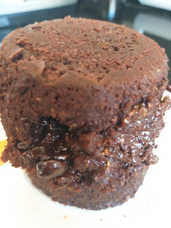 Una foto de Mug cake de cacao y avena 😋 (sin azúcar, grasa ni harina)