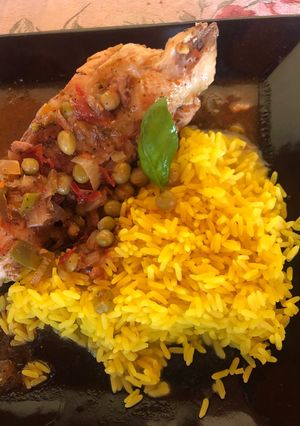 Una foto de Pollo al wok con arroz azafranado 😋
