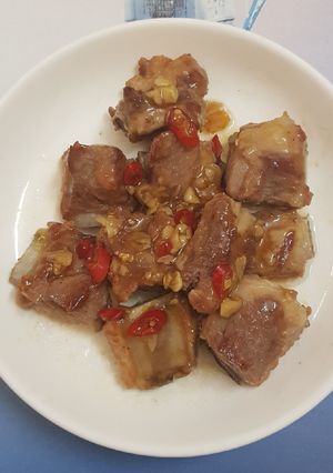 Hình của món Sườn rim chua ngọt.