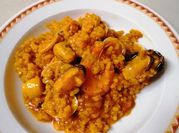 Una foto de arroz marisco congelado