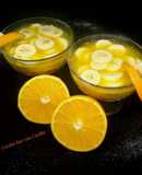 Postre individual de banana y zumo de naranja