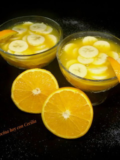 Una foto de Postre individual de banana y zumo de naranja