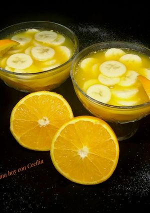 Una foto de Postre individual de banana y zumo de naranja