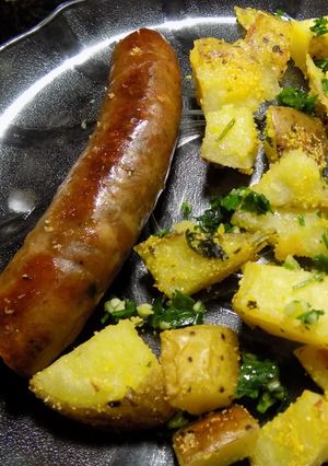Una foto de Butifarra con papas rústicas crocantes al curry